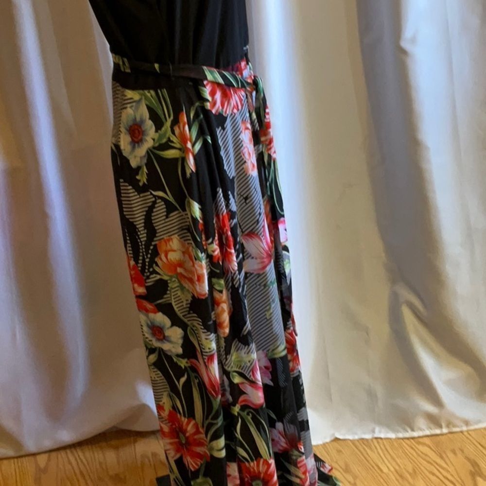 Maxi dress with halter style top, boldly flower skirt matching belt size 10 - Picture 7 of 12